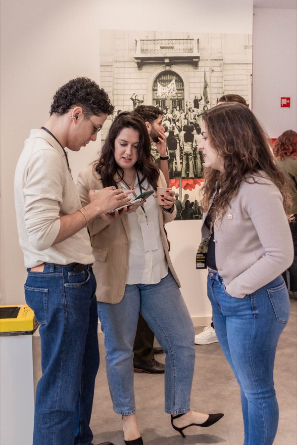 Participantes a trocar contactos